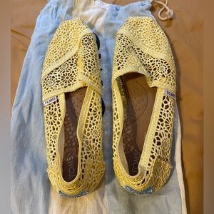 Yellow Tom’s lace shoes